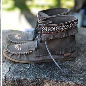 Grey-Brown Moccasin-Style Ankle Boot Shoes, fringe, beading, ribbon